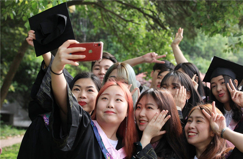 江苏省南京市,南京大学2019年留学生毕业生们在校园里拍照留影,纪念