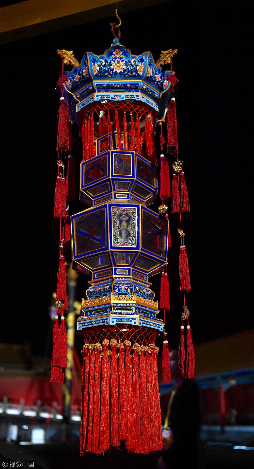 北京故宫首次举行公益拍卖 天灯万寿灯等共筹2005万元