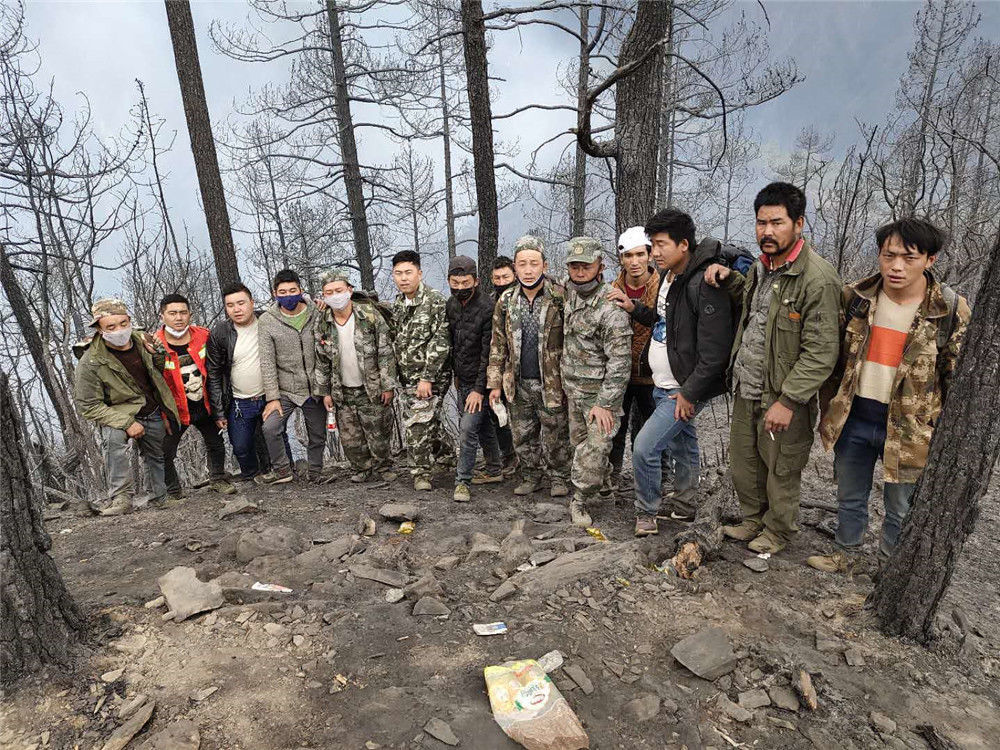 四川凉山,村民来到30名扑火人员的遇难地,将最后四具遇难者遗体运下山