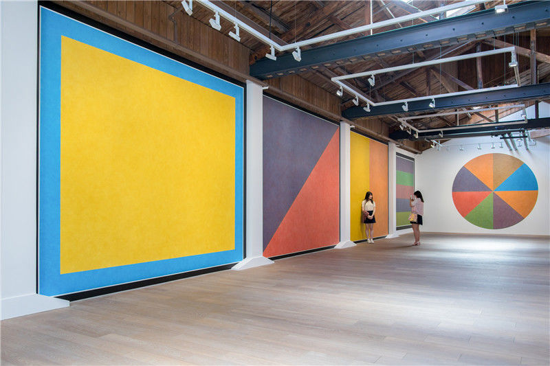 2019年5月24日,上海,当天下午,观众正在外滩虎丘路贝浩登画廊内参观"