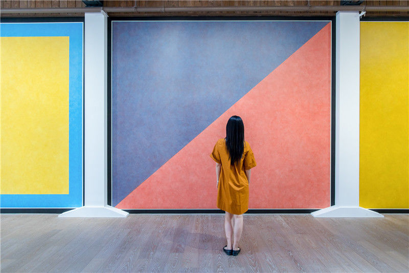 2019年5月24日,上海,当天下午,观众正在外滩虎丘路贝浩登画廊内参观"