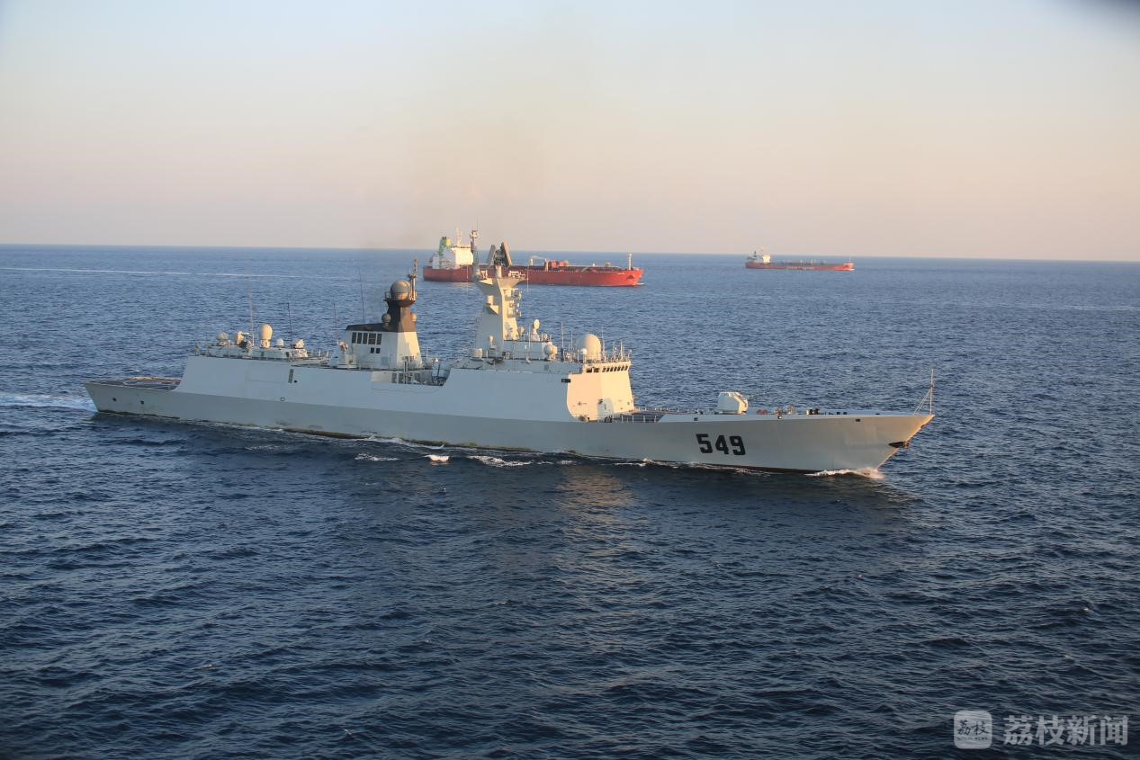 在护航的"常州舰"