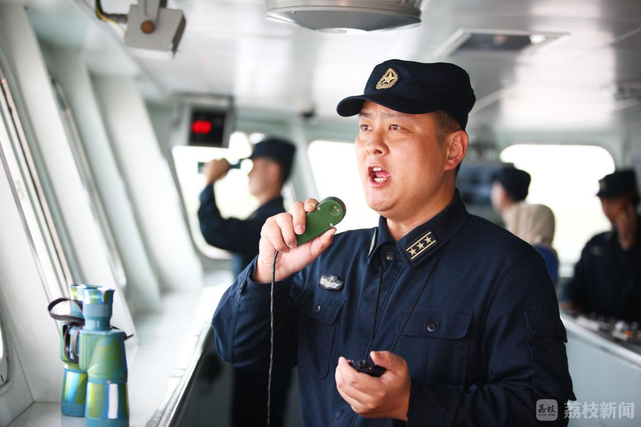 时任"常州舰"舰长的梁阳在驾驶室下达口令