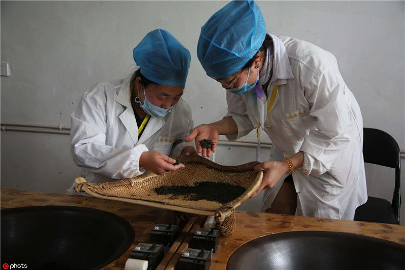 2019年5月4日,赣榆区金山镇茶叶协会参赛选手在展示手工炒茶技能.