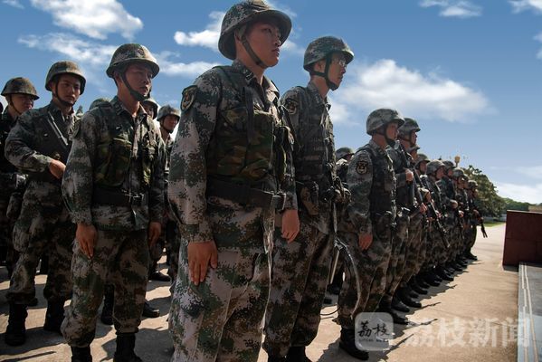 数小时的长途机动后,部队到达预定地域.