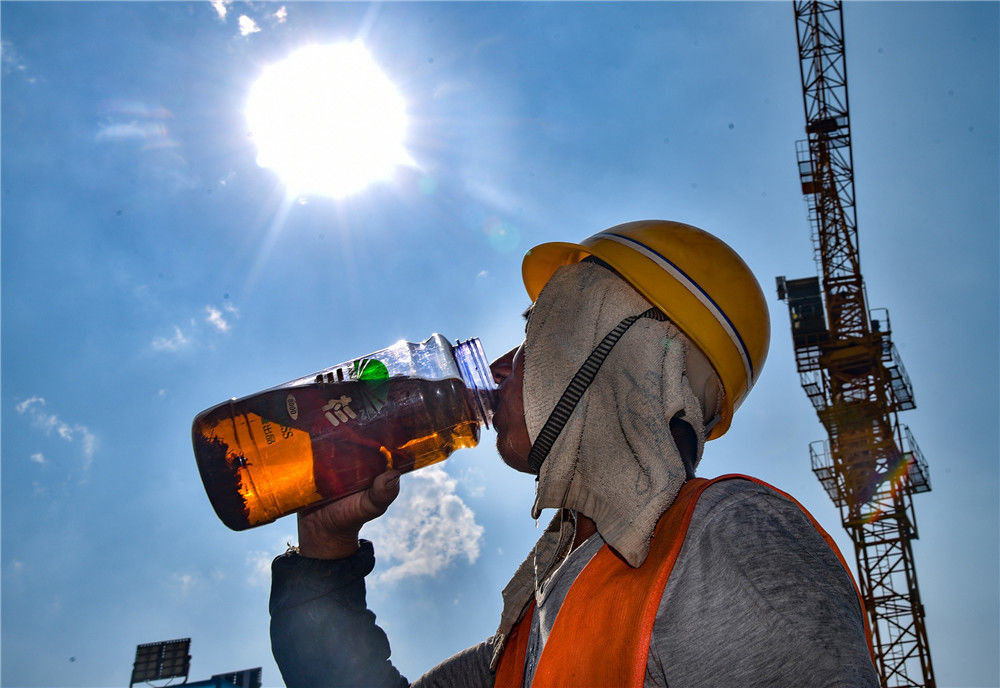 盘点各地高温天气下的"钢铁直男"