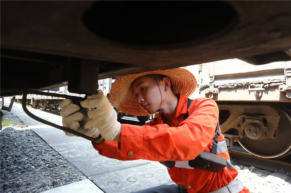 盘点各地高温天气下的"钢铁直男"