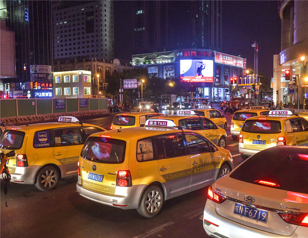 上海:万辆出租车"飘"红旗 刷屏社交圈