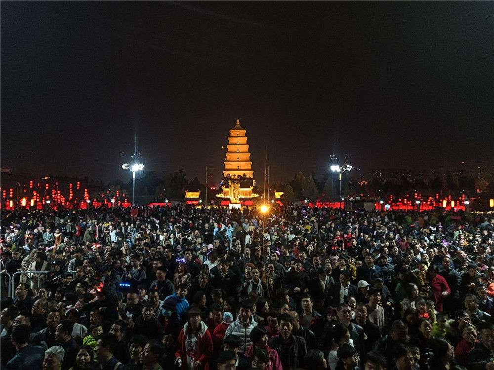 2018年2月28日,西安大雁塔南广场景区人山人海,游客因为排队过马路至