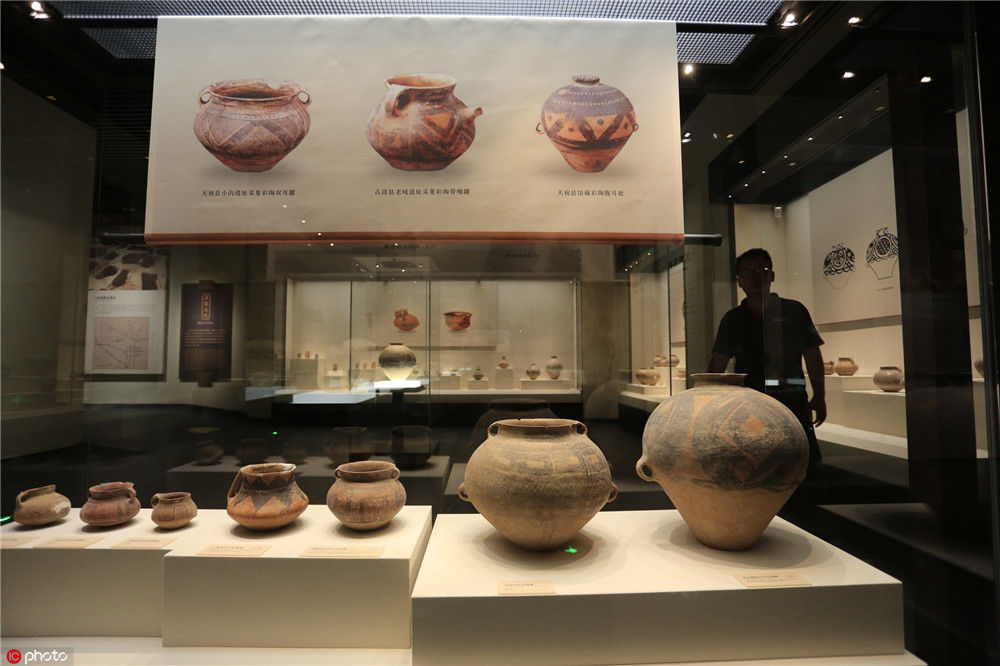 2019年8月10日,市民在甘肃省武威市博物馆参观《武威历史文物展览》.