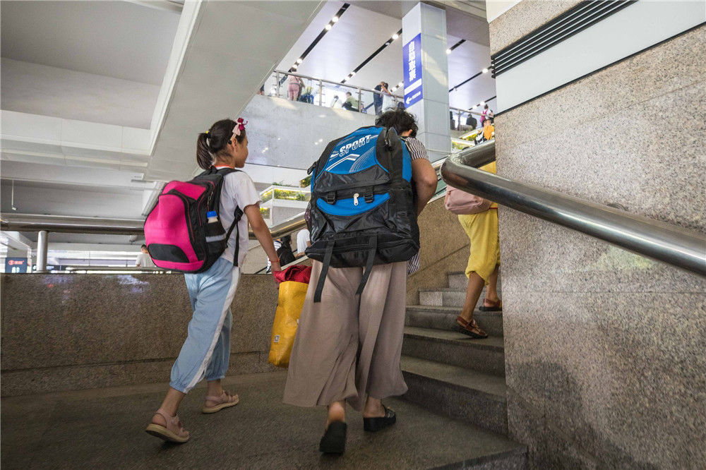 越来越近了,杭州火车城站内,大批"小候鸟"准备离开城市和父母返回家乡