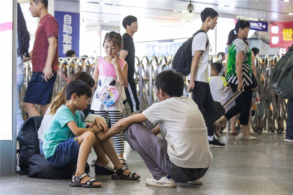 许多即将返乡的孩子眼神中满是对这座城市和父母的不舍锐图-贺斌/1000
