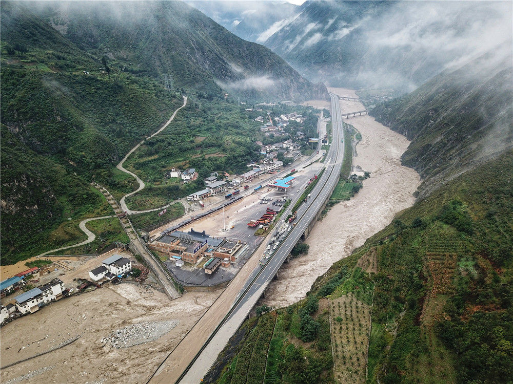 其中都汶高速公路也遭受影响双向中断,绵虒服务区进水严重,近一半服务