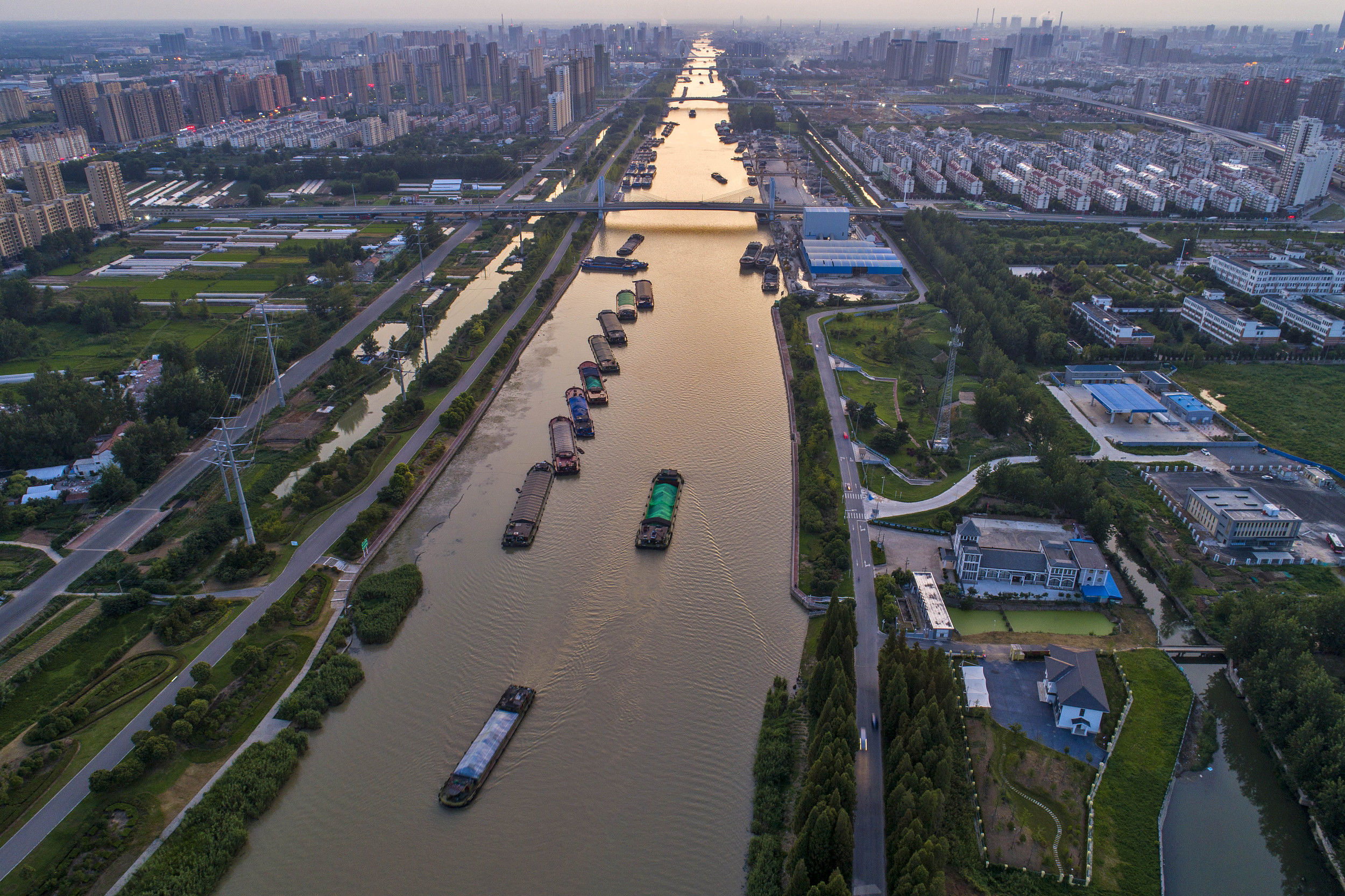 京杭大运河江苏段是目前唯一整段通航的黄金水道,我们正在推进大运河