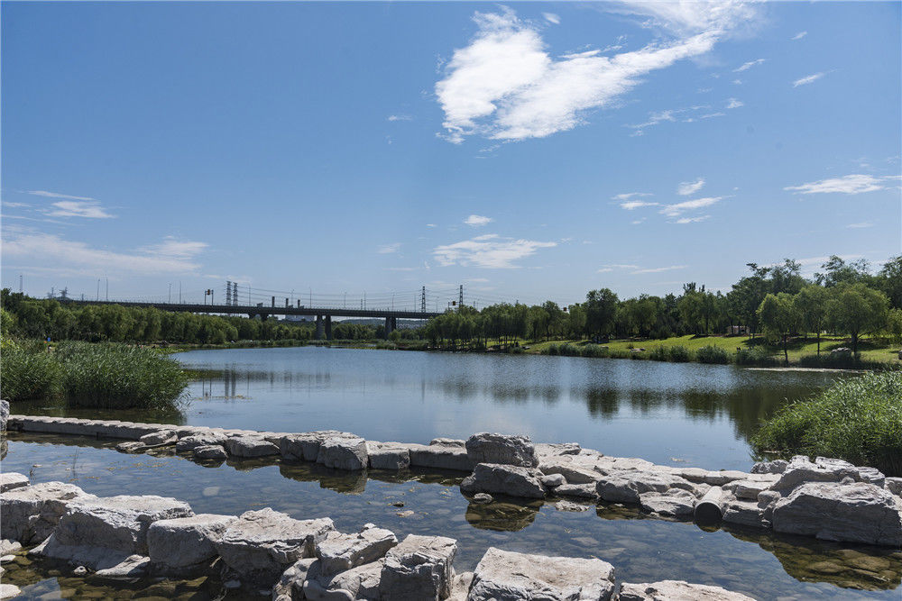 北京:初秋时节 永定河畔碧水蓝天风光美
