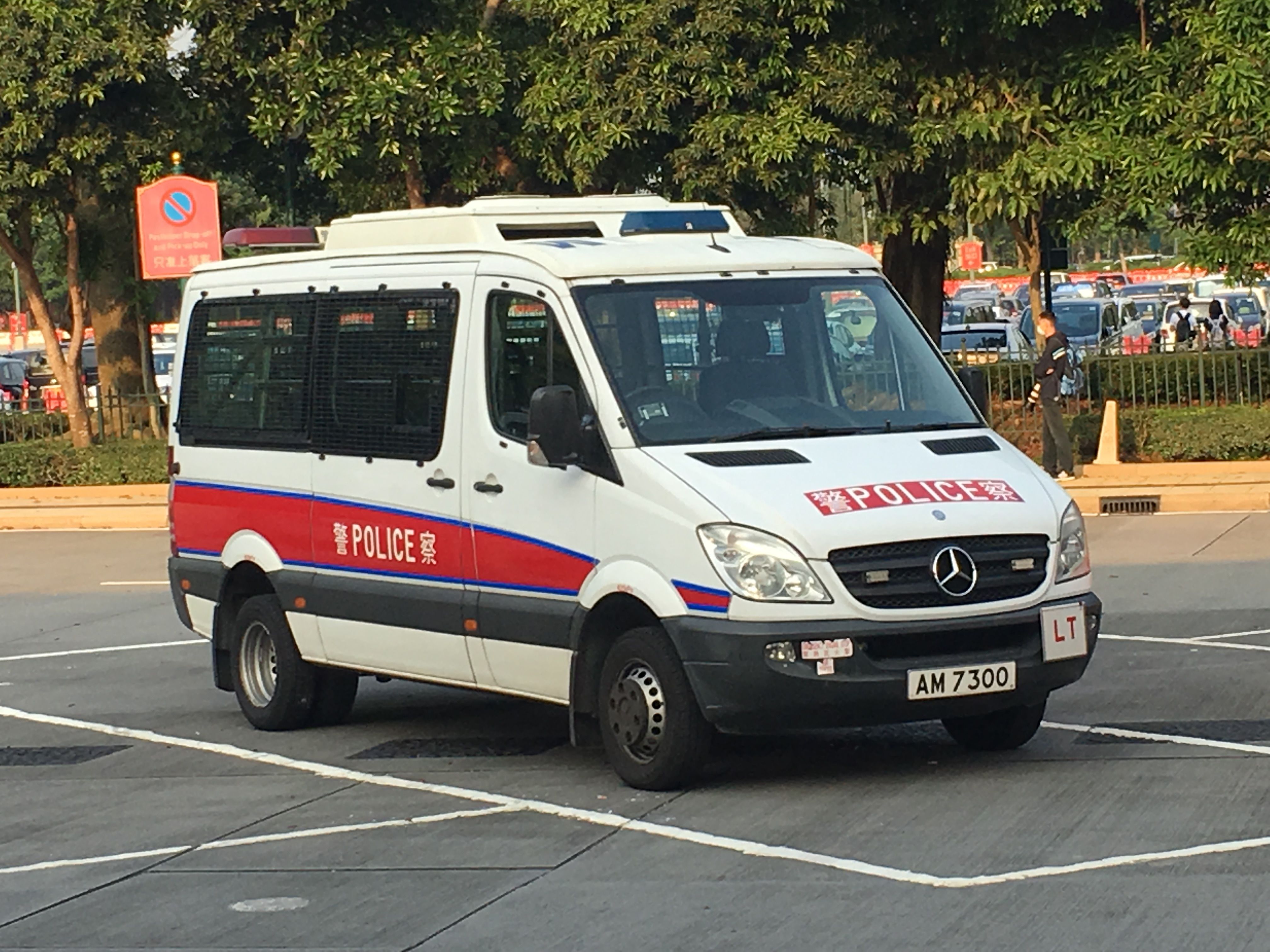 我苏网 原创   8月25日晚,网友拍摄到的这辆警车,是2011年香港警队