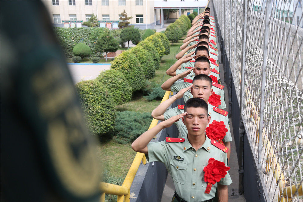 宁夏石嘴山:退伍季来临 退伍士兵举行告别仪式