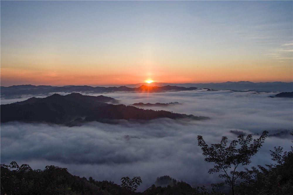 2019年8月28日,江西省吉安市遂川縣佛祖仙嶺遠眺,初秋雲海,雲捲雲舒.