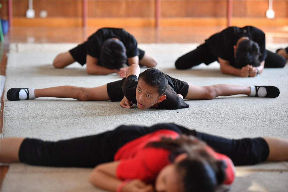 昆明:杂技娃娃们苦中有乐过暑假