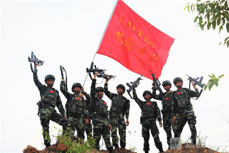 武警特战队员奔袭结束后挥旗呐喊.来源:荔枝新闻