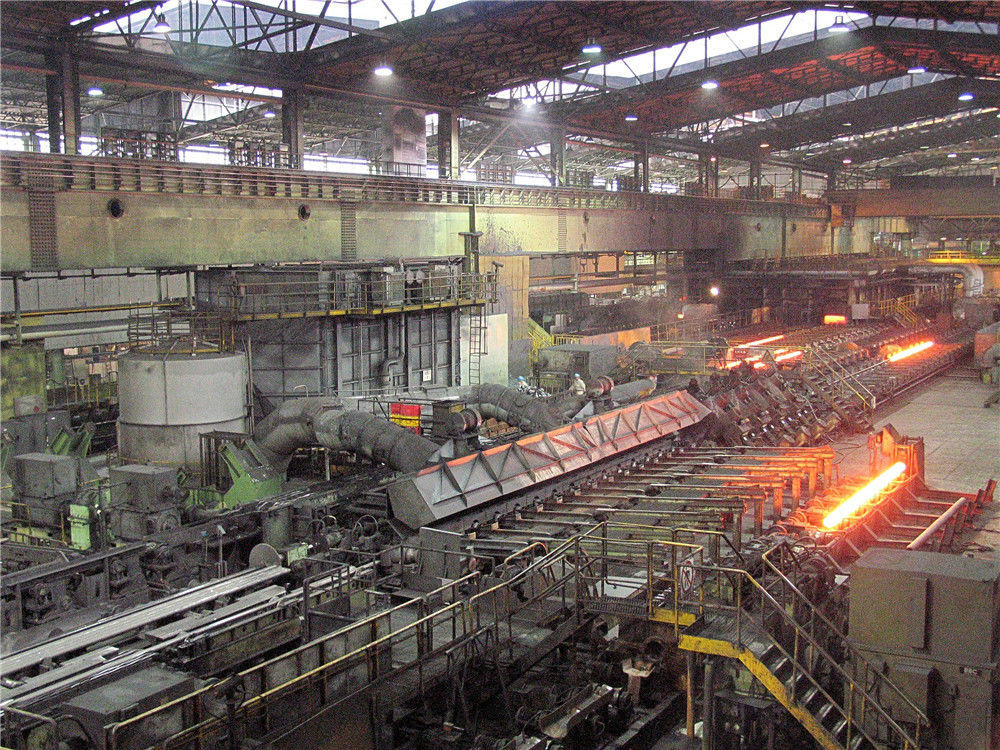 2004年11月19日,上海,宝钢(宝山钢铁公司,巨大的炼钢车间和炼钢流水