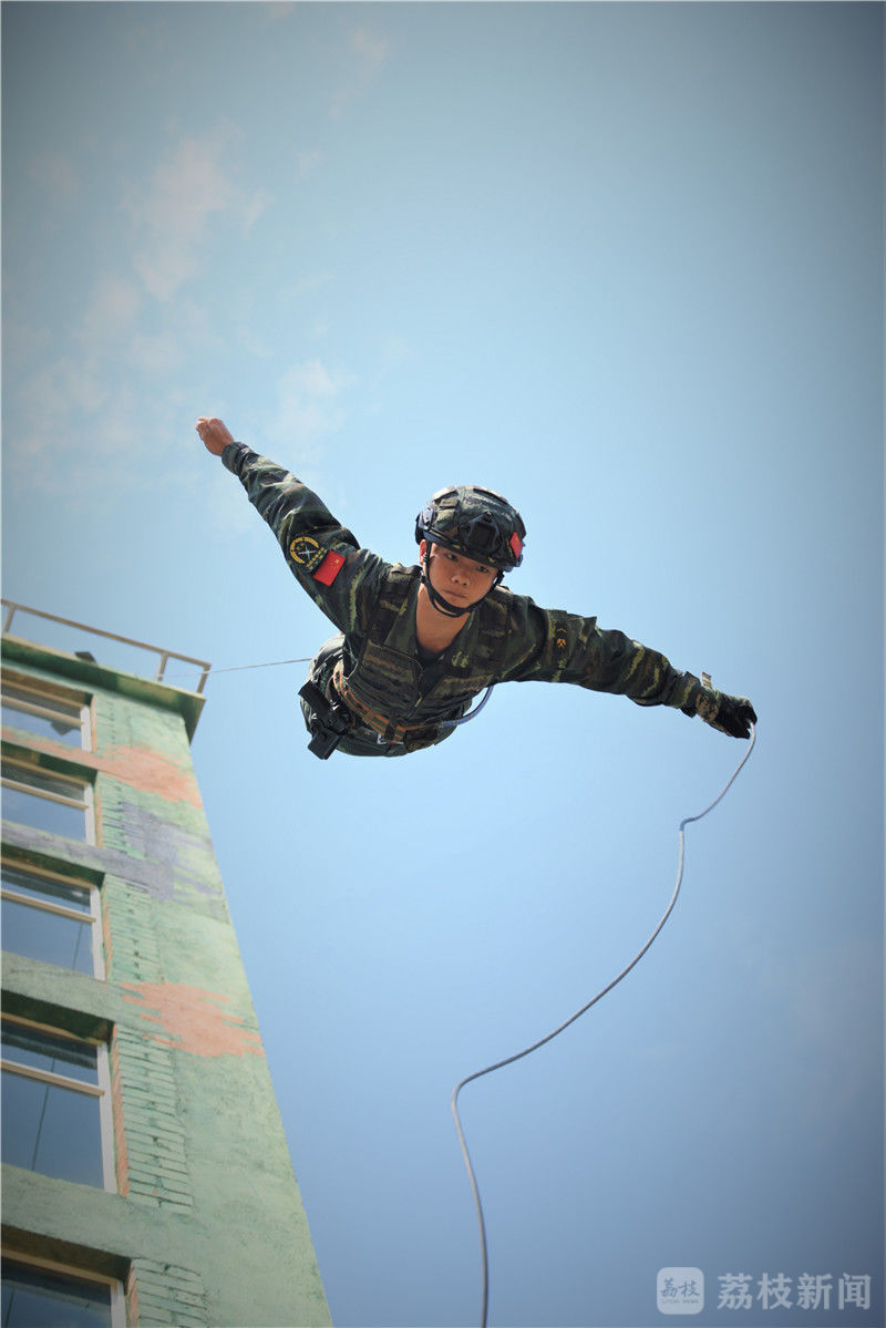 武警飞行图片