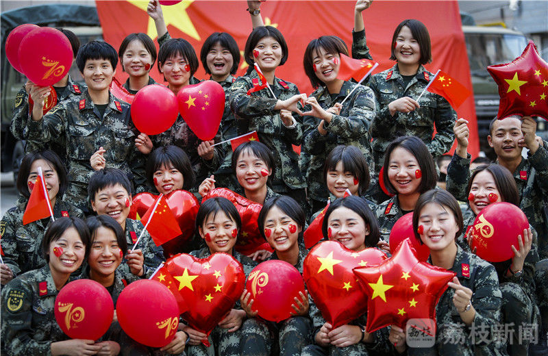 女兵们手拿特色气球,国旗,祝福祖国.