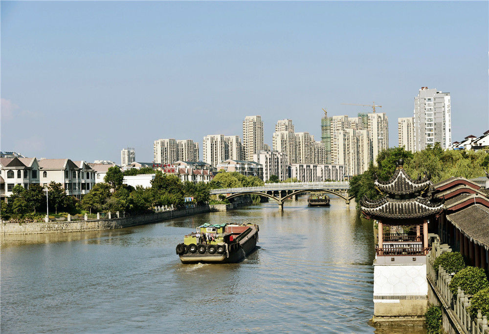 2019年9月8日,江苏南通,一艘艘货船穿梭在风景如画的如泰运河如皋段.