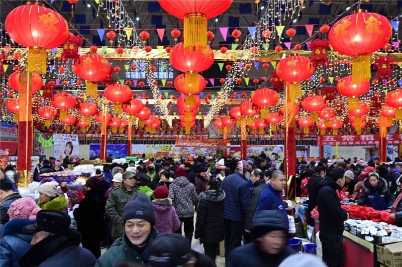 大红灯笼年货大街图片