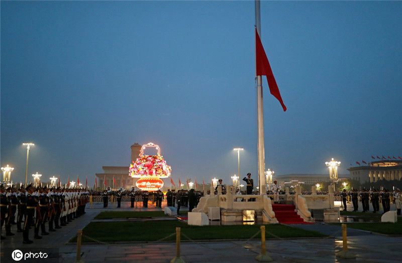 五星红旗冉冉升起!国庆天安门升旗仪式,数万人欢呼同一句话