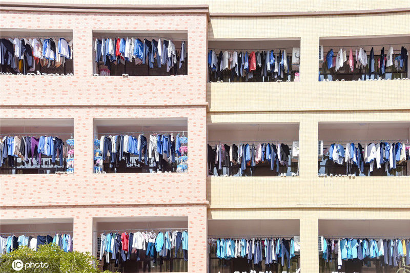 2020年10月25日,江西省吉安市遂川县一学校宿舍楼,学生晾晒的衣服