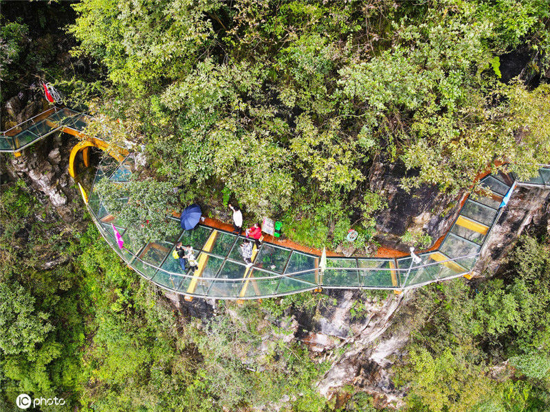 贵州省绥阳县双门峡景区,悬崖上的玻璃栈道.