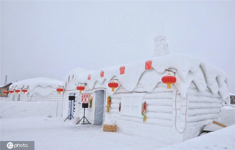 2019年11月30日,黑龙江省漠河市,北极村打造了多座雪屋子,供游客体验