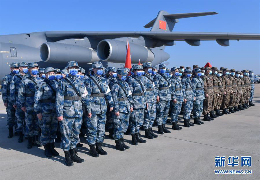 空军第四次向武汉大规模空运医疗队员和物资2020-02-18