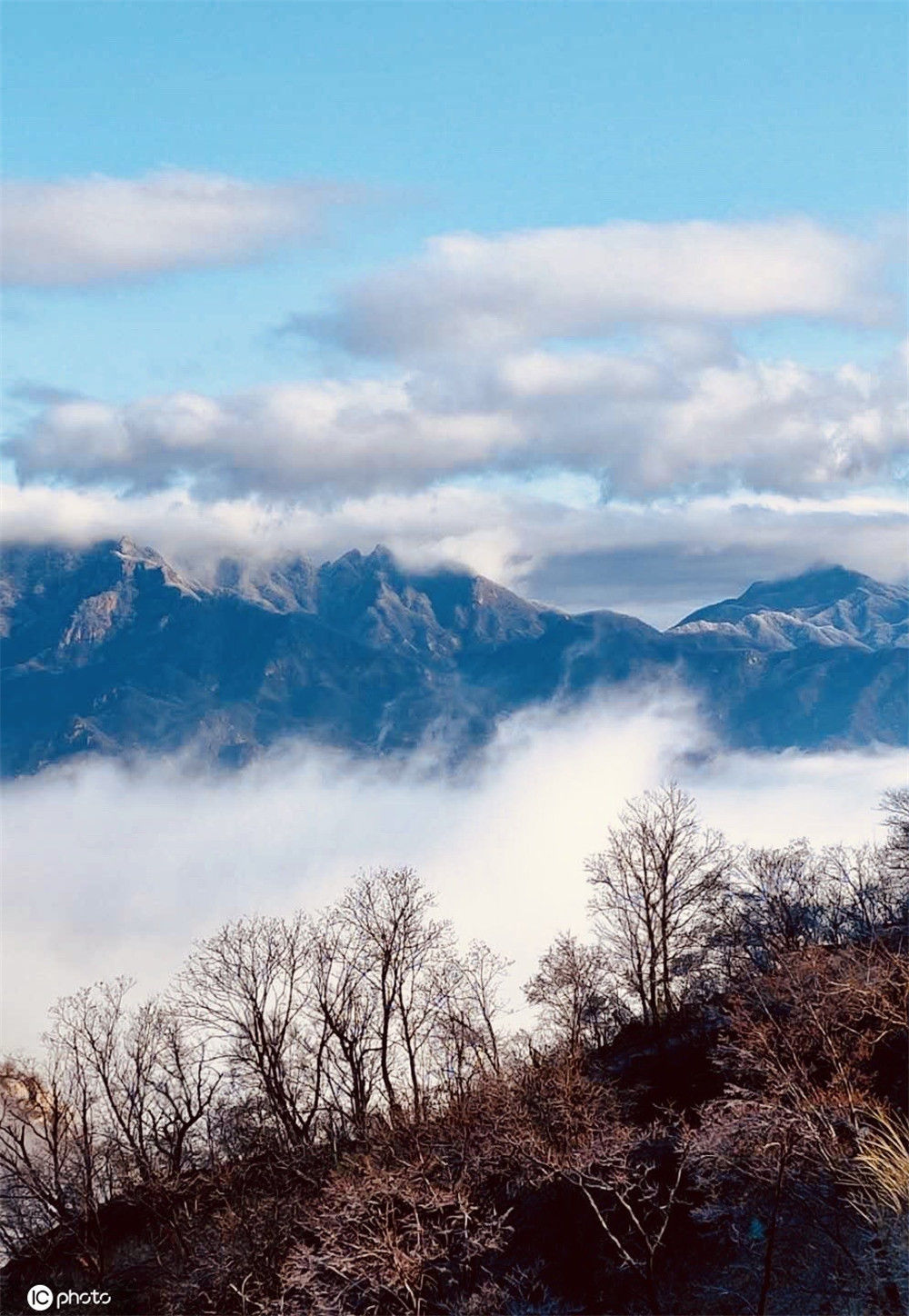 河南平頂山,由於受冷空氣的影響,魯山天龍池景區雲海茫茫漫無邊際,疊