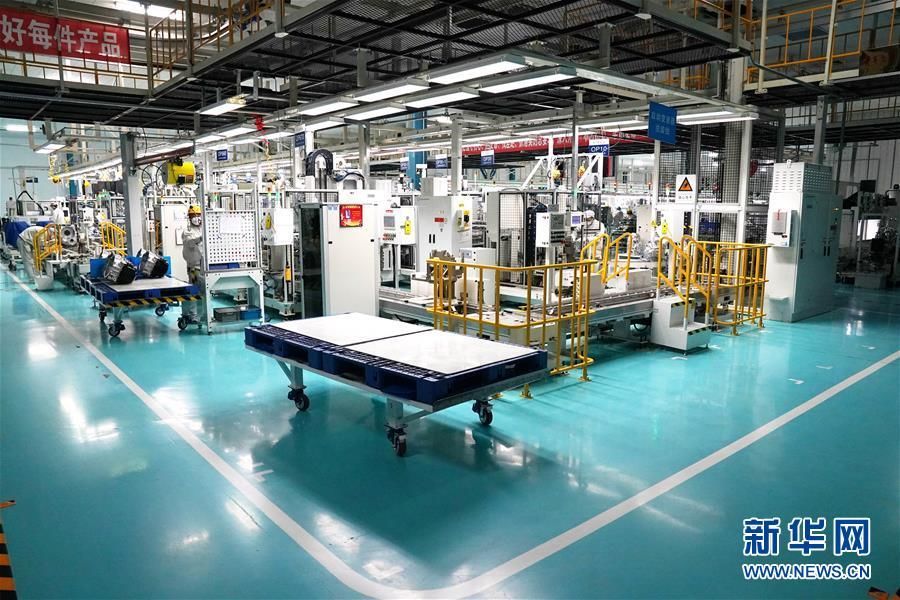 在哈尔滨东安汽车发动机制造有限公司的生产线上,工人在进行生产作业