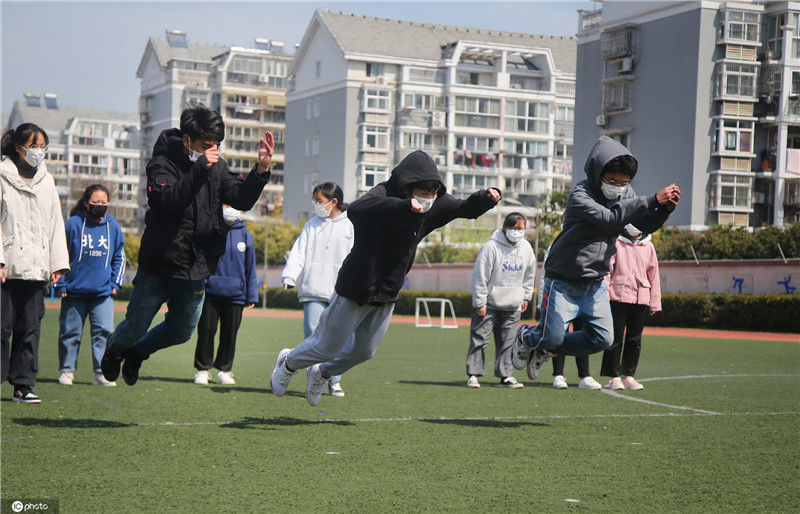 在江苏省南通西藏民族中学,学生在体育课上练习立定跳远