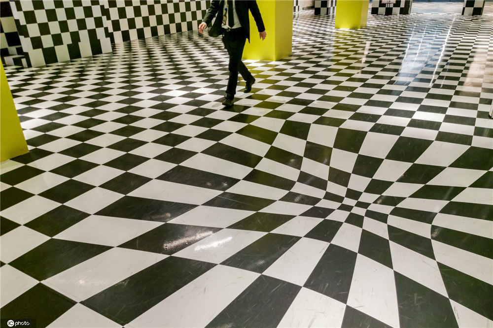 内,墙面,地板和顶面全都被涂装了大片黑白格子,有些格子还扭曲变形,置