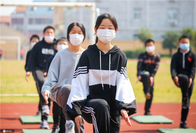 2020年4月28日,江苏省如皋市吴窑镇吴窑初级中学,学生们在大课间时间