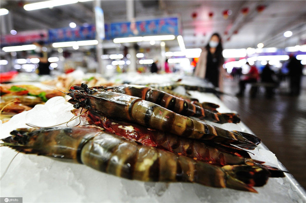 2020年5月13日,青岛市城阳区一家海鲜市场摆放销售的斑马虾