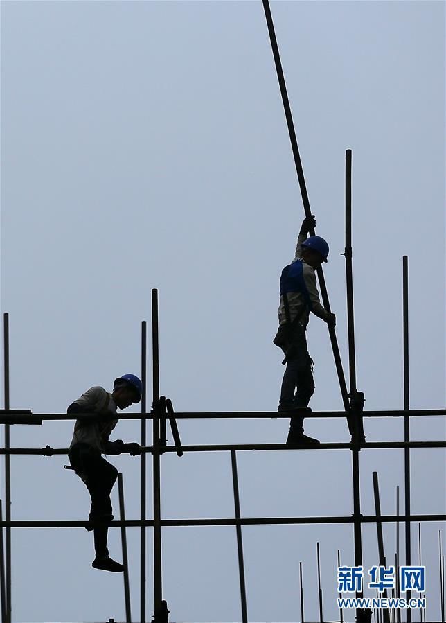 建筑工人在贵州省黔东南苗族侗族自治州丹寨县第二农贸市场工地施工