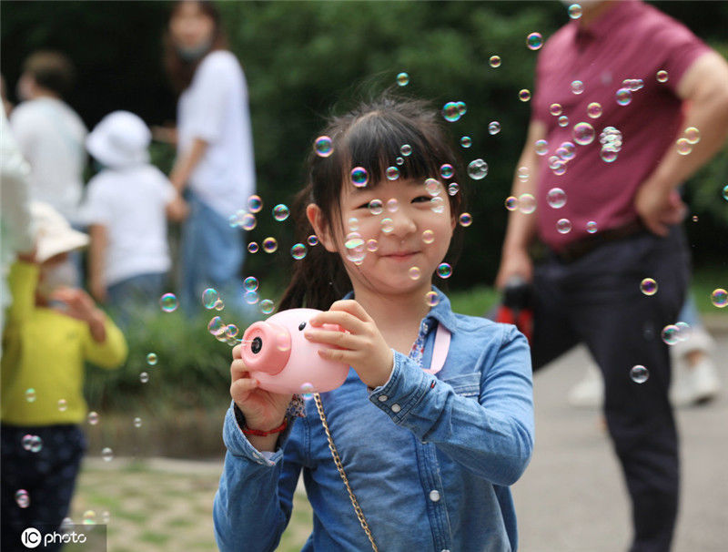 2020年5月31日,江苏省南京市,小朋友在玩"吹泡泡"机.