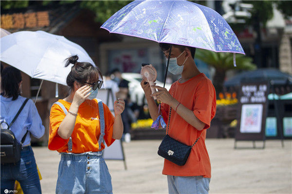 艳阳似火假期成"烤验" 看市民游客花式遮阳降温