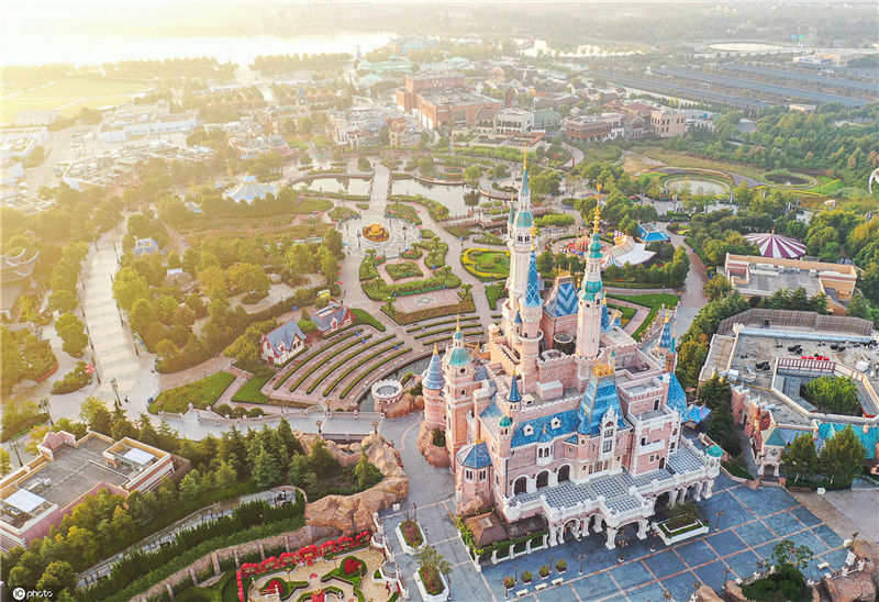 2019年10月25日,航拍的上海迪士尼乐园奇幻童话城堡.志强/ic photo