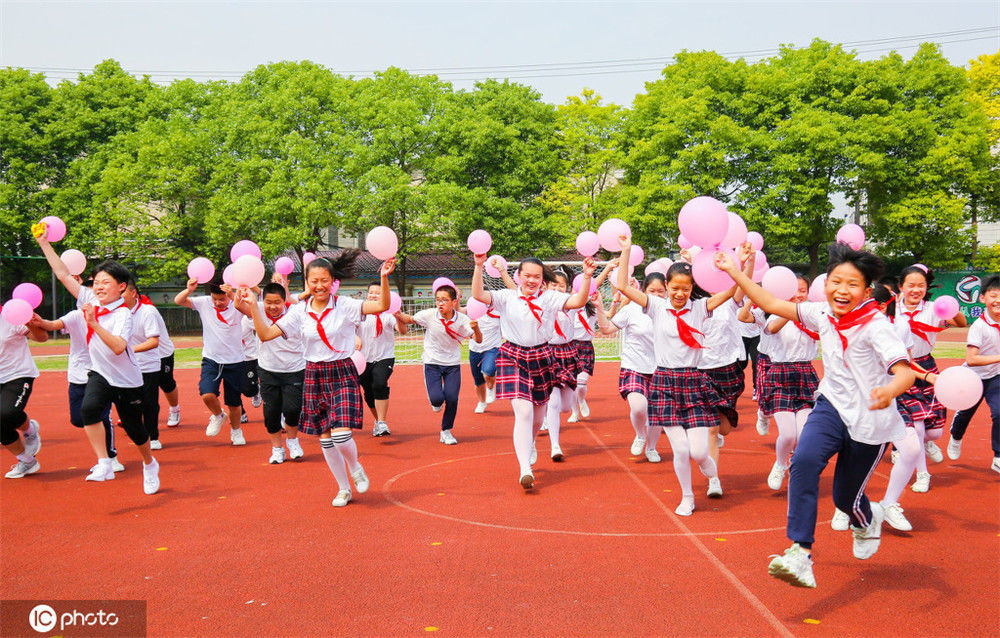 2020年5月28日,江苏省如皋市外国语小学学生手持粉色气球,欢庆"六一"