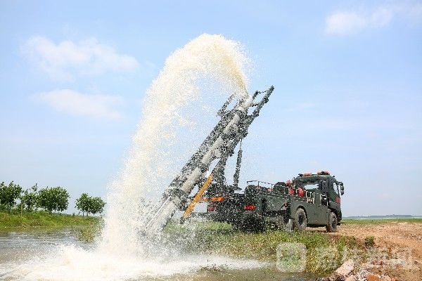 龙吸水进行排涝训练