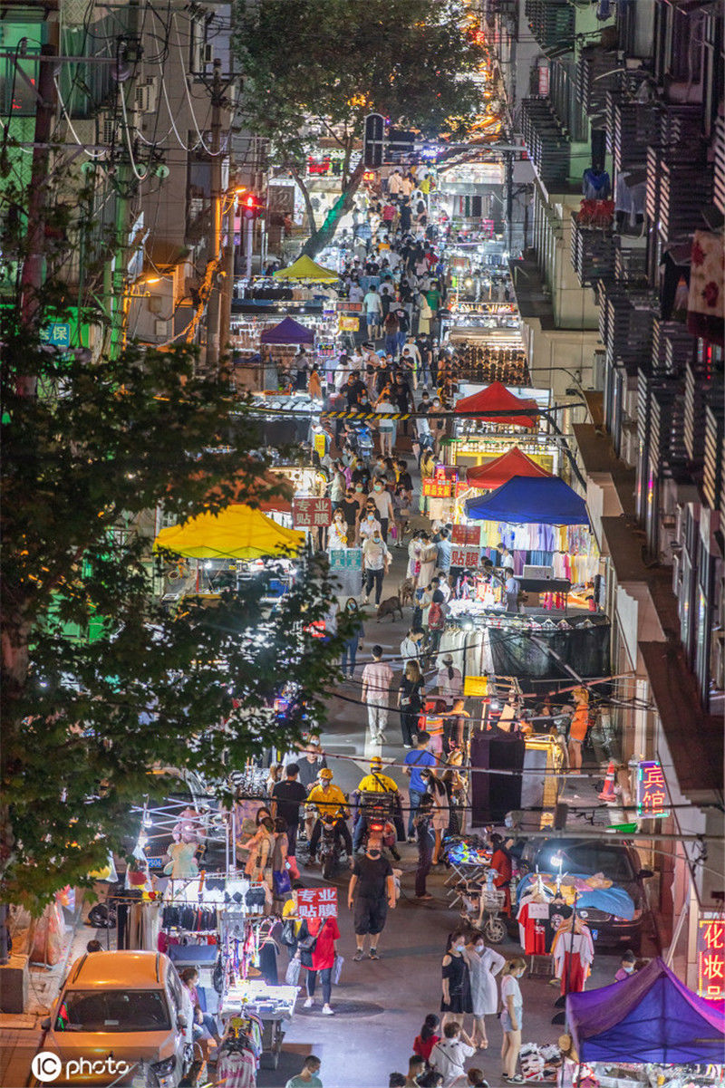2020年6月1日晚,武汉市江汉路步行街商圈,开市后的保成路夜市人气旺盛