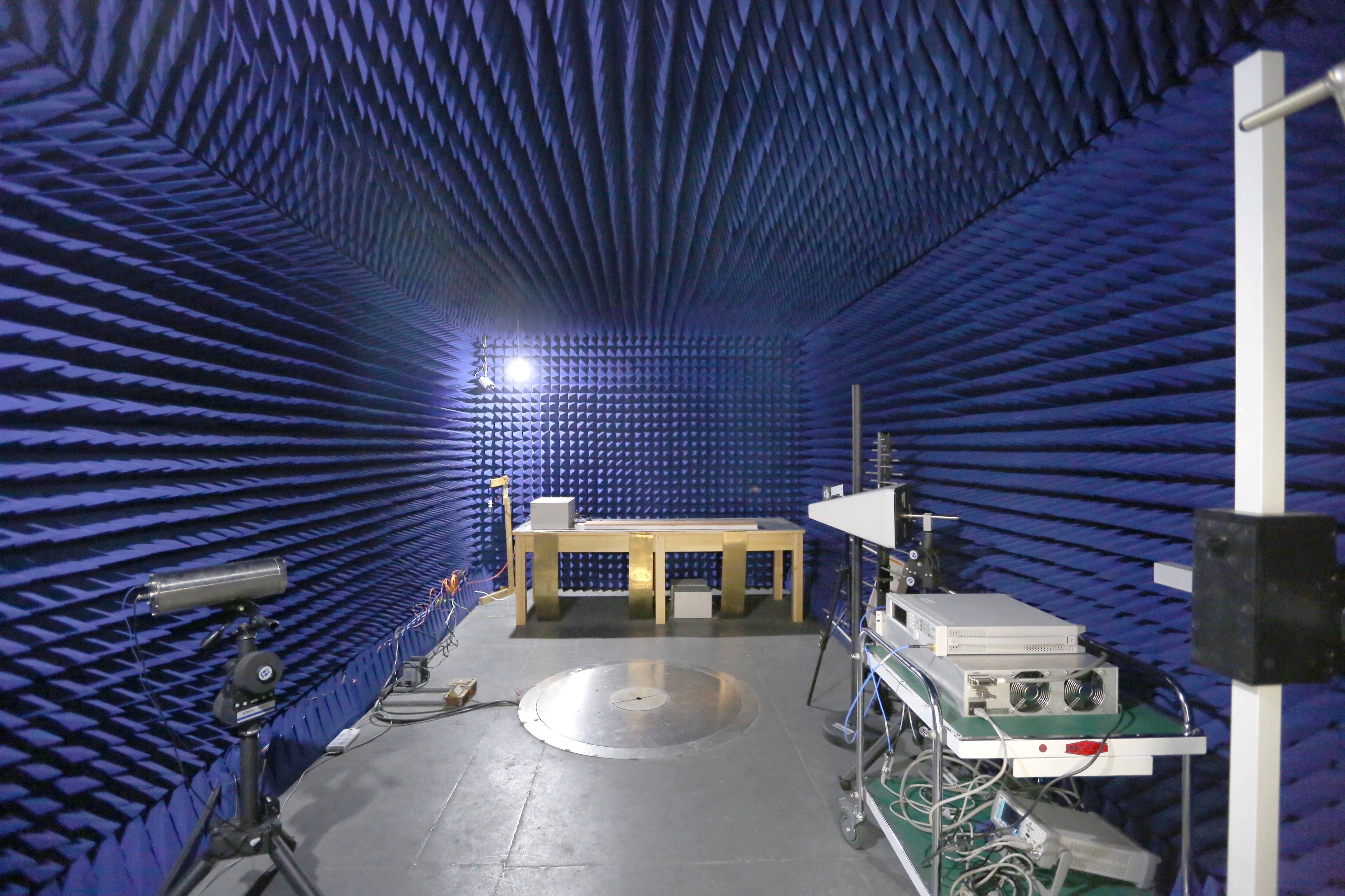 电磁兼容实验室在学校微波暗室实验室和电磁兼容实验室,北斗产品的