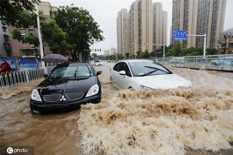 湖北宜昌遭特大暴雨侵袭 城区变泽国