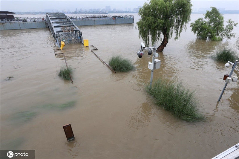 长江南京段升级洪水红色预警 水位创历史最高值